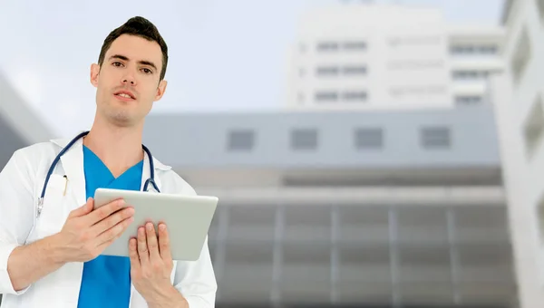 Médico usando tableta en el hospital. — Foto de Stock