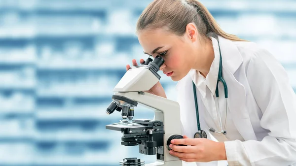 Pesquisador cientista usa microscópio em laboratório — Fotografia de Stock