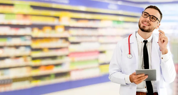 Farmacéutico que usa tableta en farmacia . —  Fotos de Stock