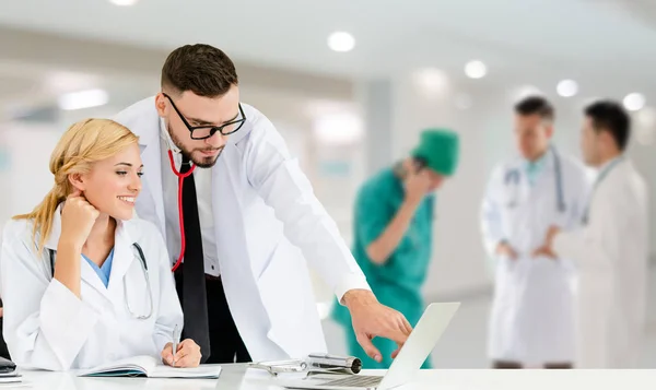 Médico que trabaja en el hospital con otros médicos . —  Fotos de Stock