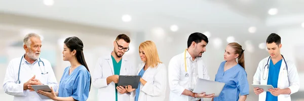 Doctor working in hospital with other doctors. — Stock Photo, Image