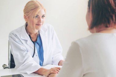 Kadın Doktor ve Kadın Hasta Hastane Ofisinde