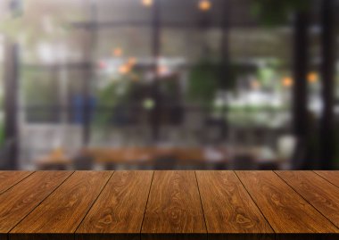 Modern restoranın bulanık arka planda ahşap masa