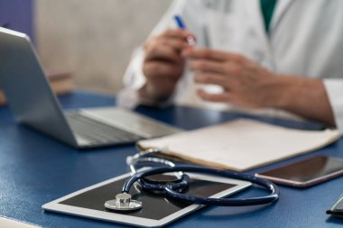 Hastane ofisinde çalışan doktor.