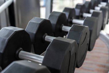 Fitness merkezinde rafta Dumbbells.