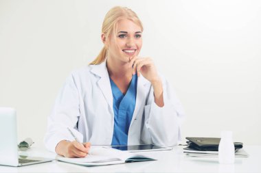 Hastanede tıbbi rapor üzerinde çalışan doktor.