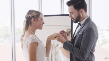 Gelin ve damat gelinlik töreni hazırlamak.