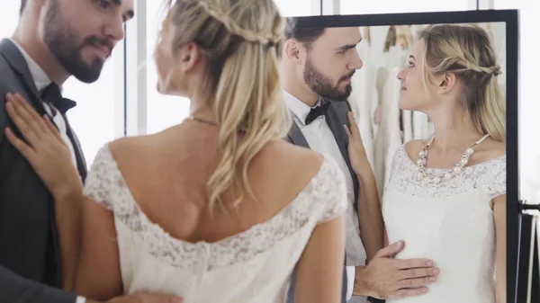 Novia y novio en la ceremonia de preparación de vestido de novia . — Foto de Stock