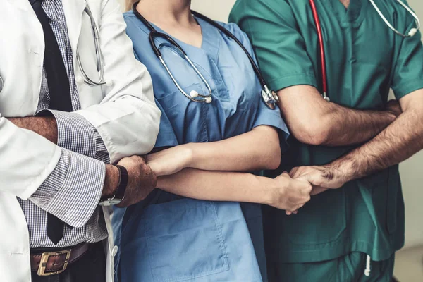 Grupo de pessoas de cuidados de saúde trabalham juntas no hospital . — Fotografia de Stock