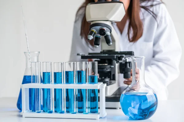 Scientist working in biochemistry laboratory. — Stock Photo, Image