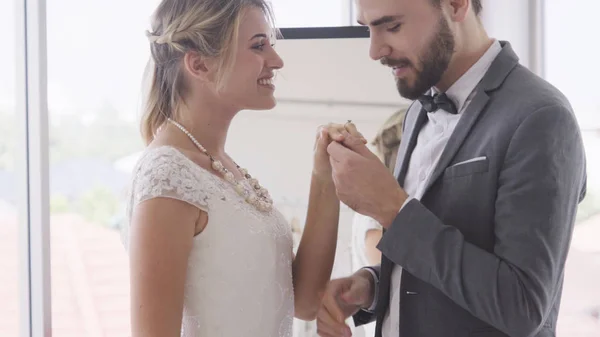 Novia y novio en la ceremonia de preparación de vestido de novia . — Foto de Stock