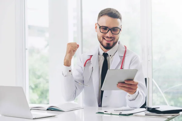 Arzt arbeitet im Krankenhaus am Tablet-Computer. — Stockfoto