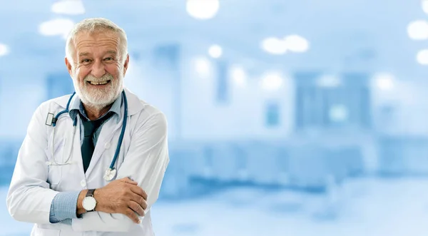 Старший врач-мужчина, работающий в больнице . — стоковое фото