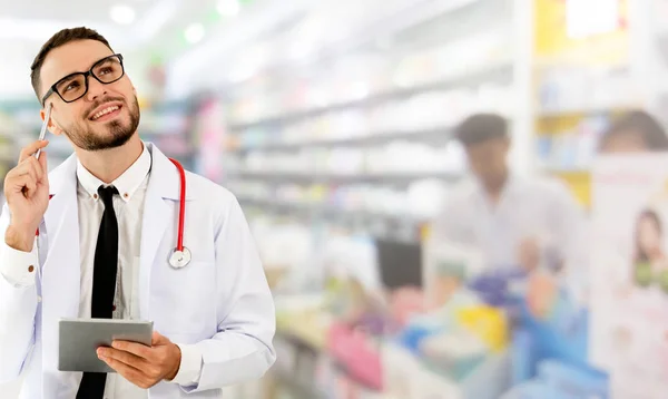 Farmacista che utilizza tablet in farmacia . — Foto Stock