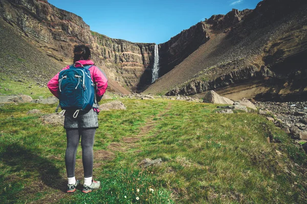 Caminhadas de viajantes em Hengifoss Waterfall, Islândia . — Fotografia de Stock