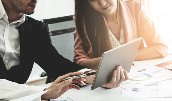 Homme d'affaires et femmes d'affaires travaillant dans le bureau. — Photo