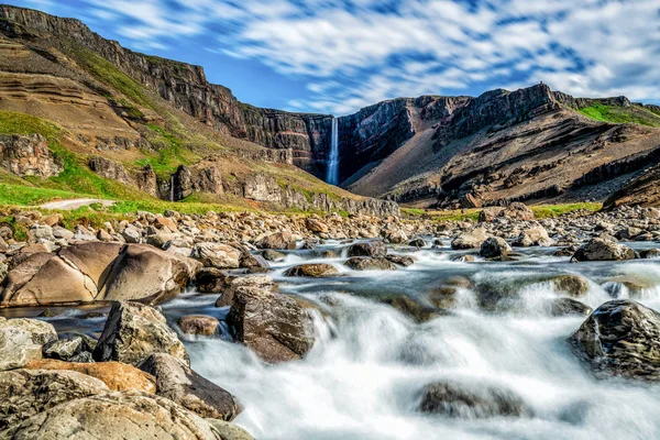 Belle chute d'eau Hengifoss dans l'est de l'Islande. — Photo