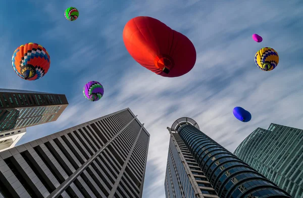 Stadtstadtbild mit Heißluftballonfestival. — Stockfoto