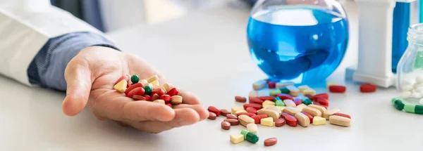 Pastillas de medicamentos y tabletas en el laboratorio de investigación . — Foto de Stock