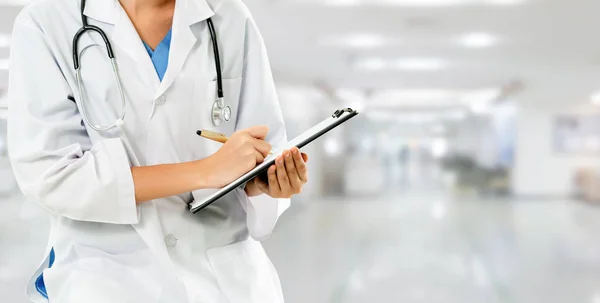 Mulher médica que trabalha no consultório do hospital. — Fotografia de Stock