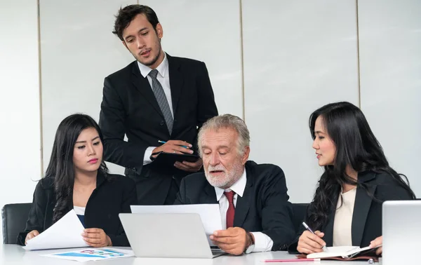 Geschäftsleute, Manager und Mitarbeiter in Besprechung. — Stockfoto