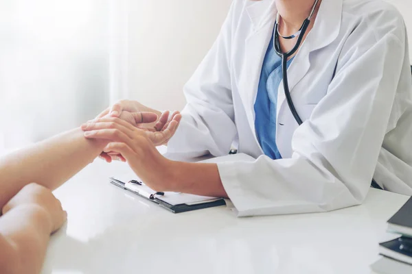 Femme médecin et patiente au bureau de l'hôpital — Photo