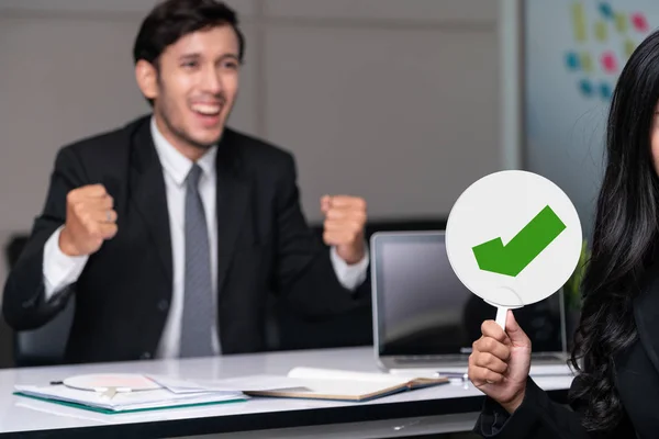 Personalchef stellt männlichen Kandidaten ein. — Stockfoto