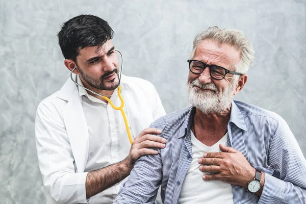 Paziente anziano visita medico presso l'ospedale . — Foto Stock