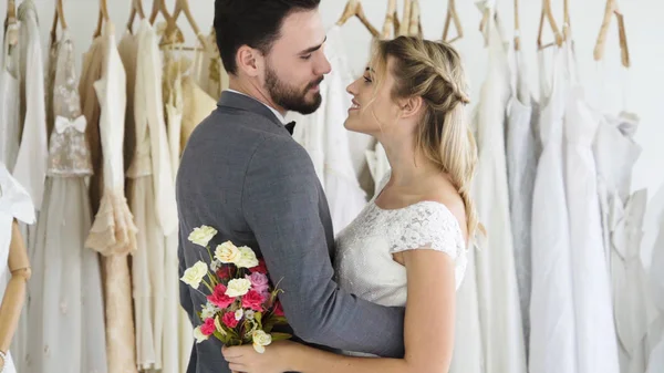 Novia y novio en la ceremonia de preparación de vestido de novia . — Foto de Stock