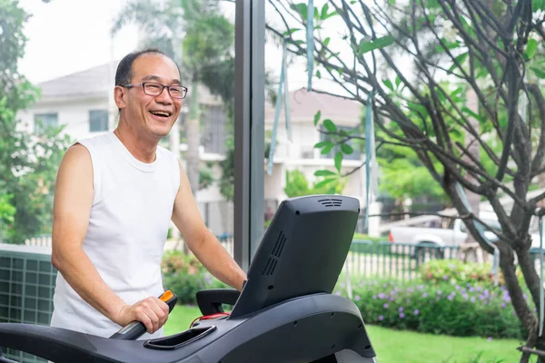 Senior man oefening op loopband in fitnesscentrum — Stockfoto