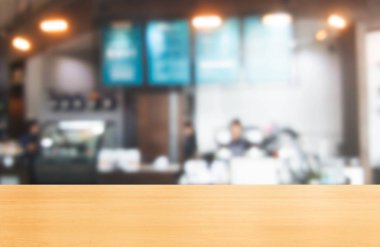 Modern restoranın bulanık arka planda ahşap masa