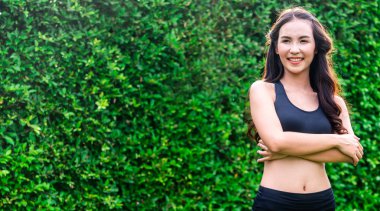 Genç spor kadını parkta sabah egzersizi yapıyor.