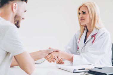 Kadın Doktor ve Erkek Hasta Hastane Ofisinde