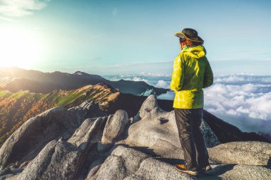 Yürüyüşçü Japonya'da dağda trekking etkinliği yapmak.
