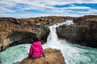 İzlanda'da Aldeyjarfoss Şelalesi'nde yürüyüş.