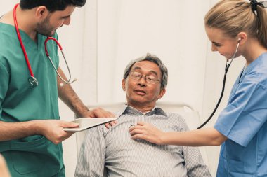 Doktor ekibi kıdemli yetişkin hasta bakımı.