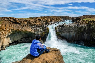İzlanda'da Aldeyjarfoss Şelalesi'nde yürüyüş.
