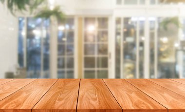 Modern restoranın bulanık arka planda ahşap masa
