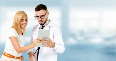 Doktor hasta hastanede konuşurken.