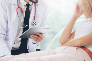 Hastane Ofisinde Erkek Doktor ve Kadın Hasta