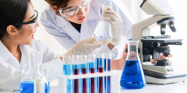 Kimya laboratuvarında çalışan bir grup bilim adamı.