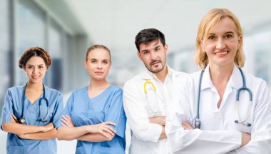 Hastane ofisinde ya da klinikte çalışan profesyonel doktor diğer doktorlar, hemşire ve cerrahlarla birlikte.. 