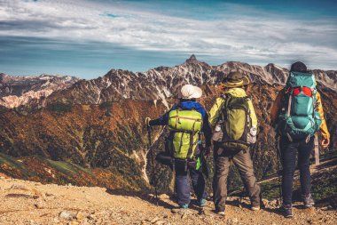 Yürüyüşçü Japonya'da dağda trekking etkinliği yapmak.