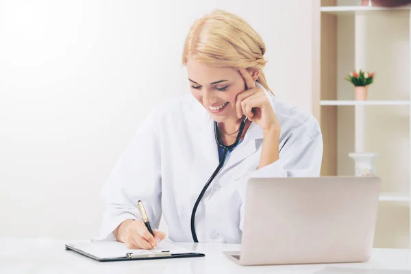 Doctora joven que trabaja en la oficina del hospital . — Foto de Stock