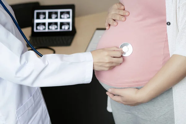 Wanita hamil dan dokter kandungan di rumah sakit. — Stok Foto