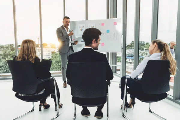 Empresarias y empresarios en reunión de grupo. — Foto de Stock