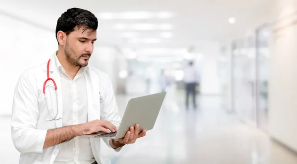 Medico che utilizza il computer portatile in ospedale. — Foto Stock