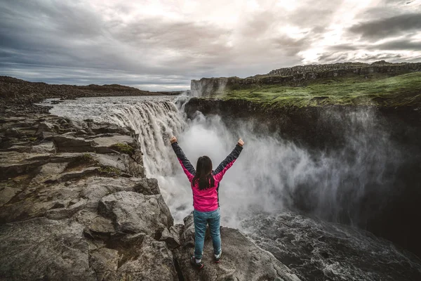 Traveler Travels to Dettifoss Waterfall in Iceland — Stock Photo, Image