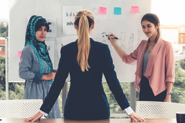 Grupo de trabajo multicultural en la reunión de trabajo en equipo. —  Fotos de Stock