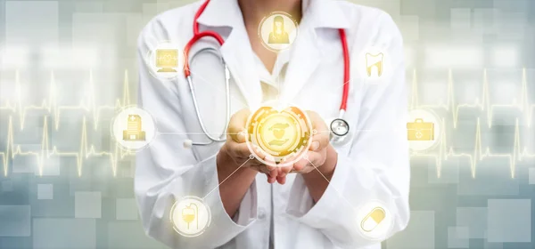 Arzt mit medizinischer Gesundheitsgrafik im Krankenhaus — Stockfoto